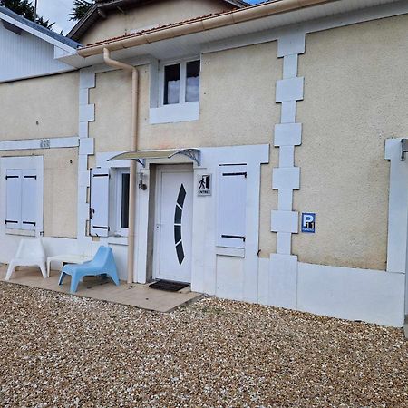 08 - Tres Joli Studio Tout Equipe Avec Parking Privatif Gratuit, Grand Fourgon Possible, Tout Le Linge De Maison Est Fourni Razac-sur-l'Isle Exterior photo